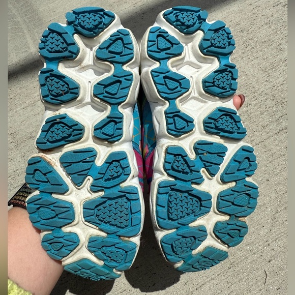 New Balance Pink and Blue Sneakers Vibrant Athletic Design - Picture 2 of 6